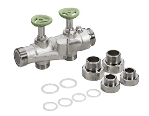 Anschlussblock aus Metall mit zwei grünen Handgriffen und mehreren Gewinden. Zubehörteile und Dichtungen liegen bei. Produkt von Grünbeck.